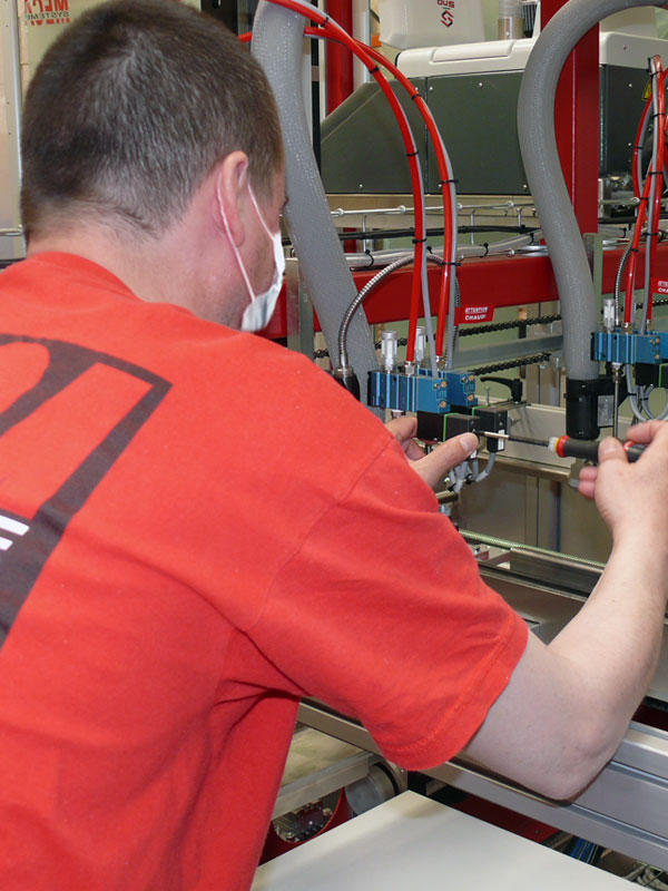 Meca-Systeme - Assembly of the gluing system on a tray erecting machine in our workshops