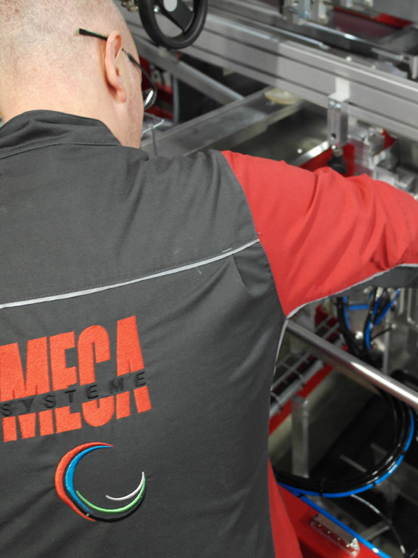 Un technicien monteur dans l'usine de Méca-Système à Saint-Rémy-la-Vanne (77)